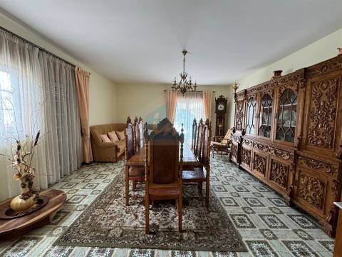 Moradia T4 para venda em Mirandela com loja comercial e dois apartamentos nas traseiras