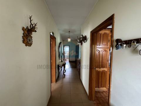 Moradia T4 para venda em Mirandela com loja comercial e dois apartamentos nas traseiras