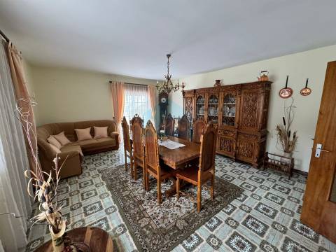 Moradia T4 para venda em Mirandela com loja comercial e dois apartamentos nas traseiras