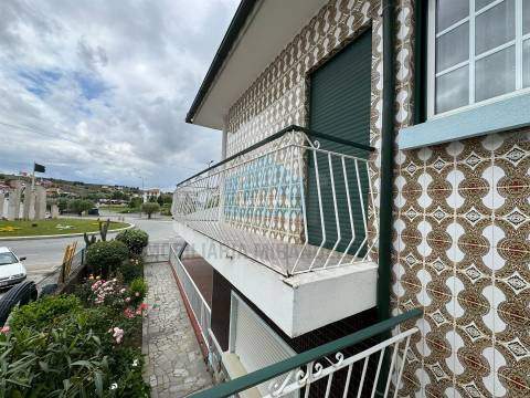 Moradia T4 para venda em Mirandela com loja comercial e dois apartamentos nas traseiras