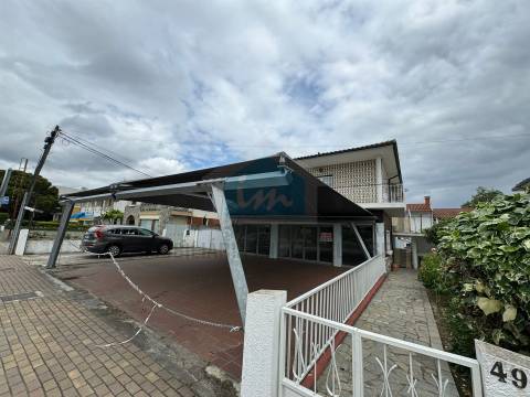 Moradia T4 para venda em Mirandela com loja comercial e dois apartamentos nas traseiras