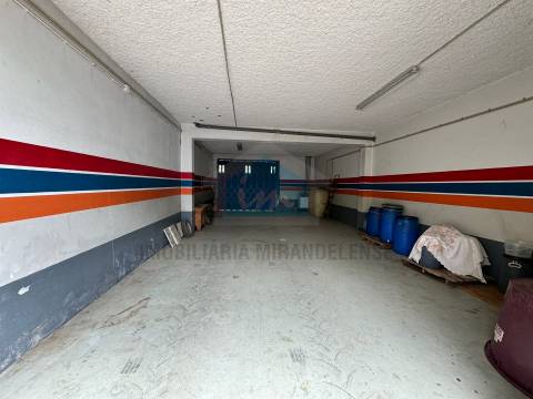 Moradia T4 para venda em Mirandela com loja comercial e dois apartamentos nas traseiras