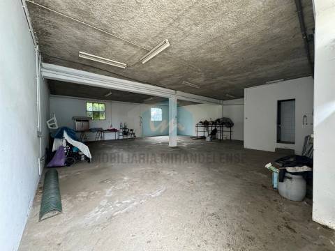 Moradia T4 para venda em Mirandela com loja comercial e dois apartamentos nas traseiras