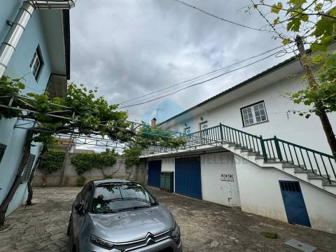 Moradia T4 para venda em Mirandela com loja comercial e dois apartamentos nas traseiras