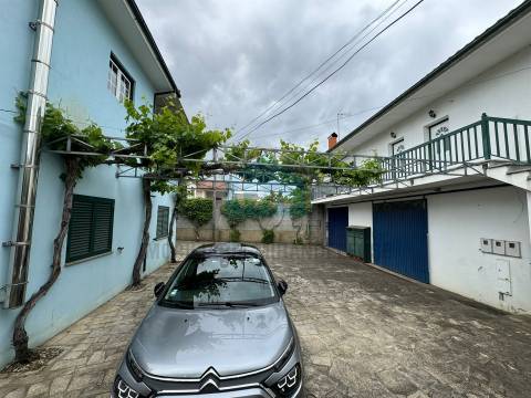 Moradia T4 para venda em Mirandela com loja comercial e dois apartamentos nas traseiras