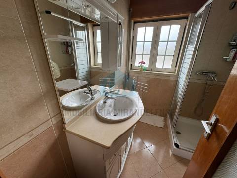 Moradia T4 para venda em Mirandela com loja comercial e dois apartamentos nas traseiras