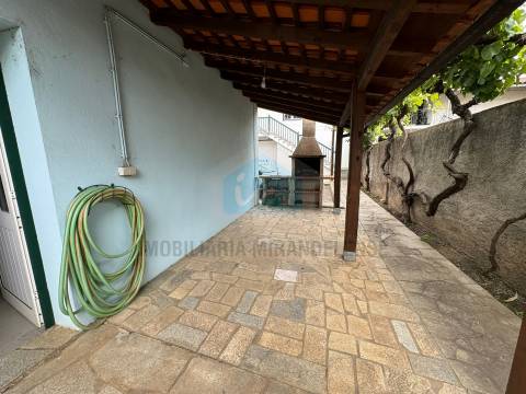 Moradia T4 para venda em Mirandela com loja comercial e dois apartamentos nas traseiras