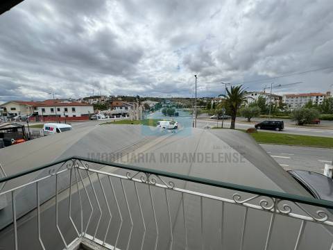 Moradia T4 para venda em Mirandela com loja comercial e dois apartamentos nas traseiras