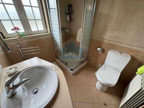 Moradia T4 para venda em Mirandela com loja comercial e dois apartamentos nas traseiras