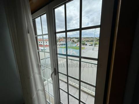 Moradia T4 para venda em Mirandela com loja comercial e dois apartamentos nas traseiras