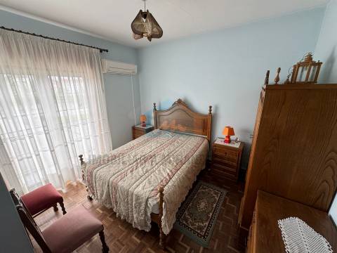 Moradia T4 para venda em Mirandela com loja comercial e dois apartamentos nas traseiras