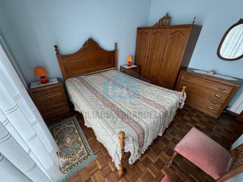 Moradia T4 para venda em Mirandela com loja comercial e dois apartamentos nas traseiras