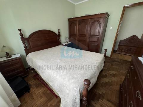 Moradia T4 para venda em Mirandela com loja comercial e dois apartamentos nas traseiras