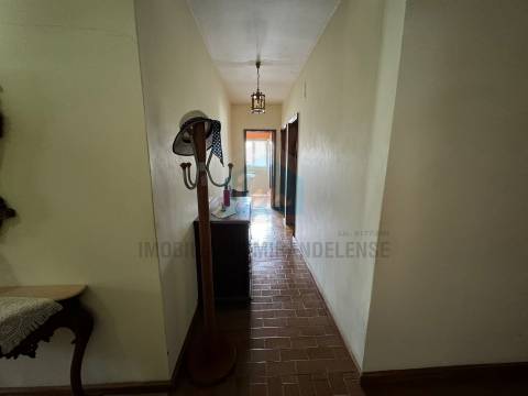 Moradia T4 para venda em Mirandela com loja comercial e dois apartamentos nas traseiras