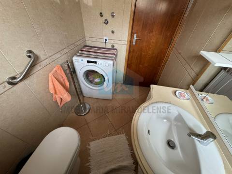 Moradia T4 para venda em Mirandela com loja comercial e dois apartamentos nas traseiras