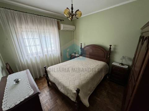 Moradia T4 para venda em Mirandela com loja comercial e dois apartamentos nas traseiras