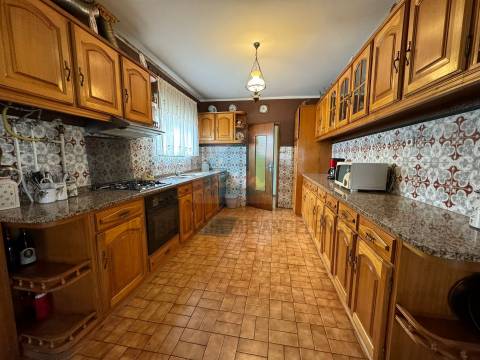 Moradia T4 para venda em Mirandela com loja comercial e dois apartamentos nas traseiras