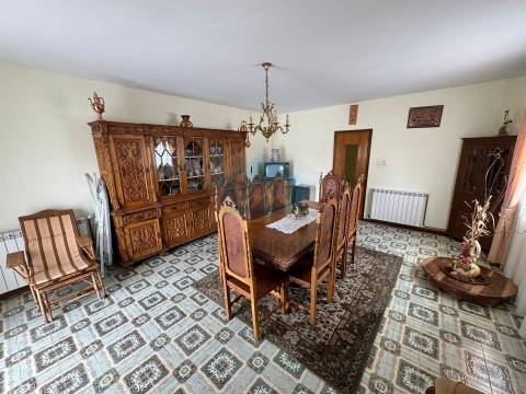 Moradia T4 para venda em Mirandela com loja comercial e dois apartamentos nas traseiras