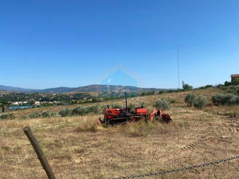 Terreno para venda com projeto de arquitetura aprovado em Carvalhais - Mirandela.