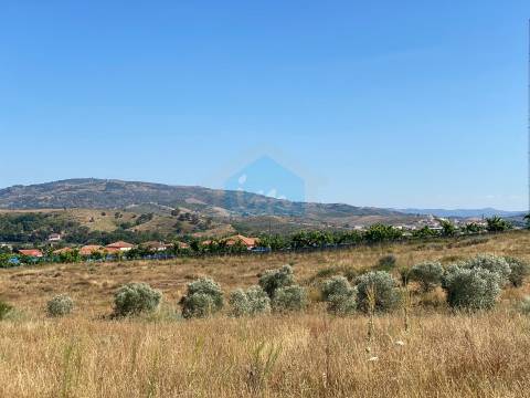 Terreno para venda com projeto de arquitetura aprovado em Carvalhais - Mirandela.