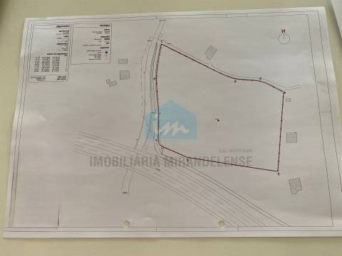 Terreno para venda com projeto de arquitetura aprovado em Carvalhais - Mirandela.