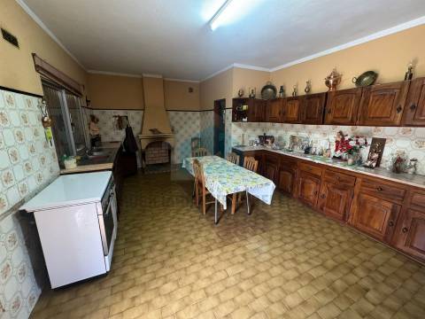 Majestosa Moradia T5 para Venda em Vale de Juncal, Mirandela