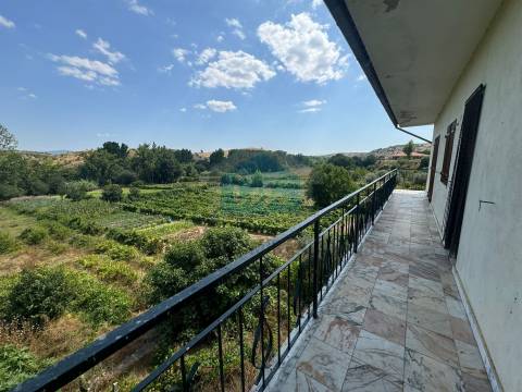 Majestosa Moradia T5 para Venda em Vale de Juncal, Mirandela