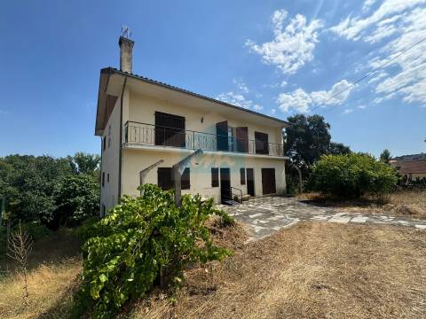 Majestosa Moradia T5 para Venda em Vale de Juncal, Mirandela