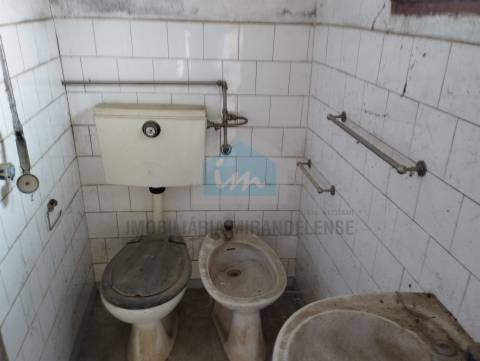 Edifício em Ruínas para Venda em Torre de D. Chama!