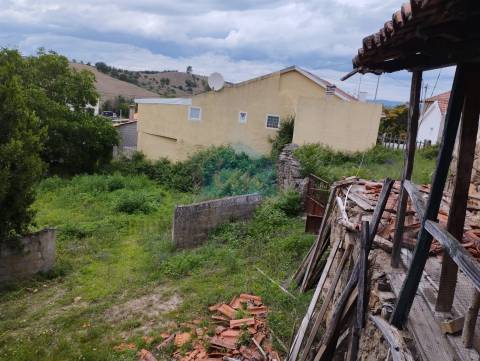Edifício em Ruínas para Venda em Torre de D. Chama!