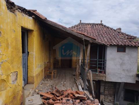 Edifício em Ruínas para Venda em Torre de D. Chama!