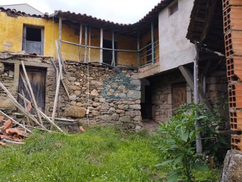 Edifício em Ruínas para Venda em Torre de D. Chama!