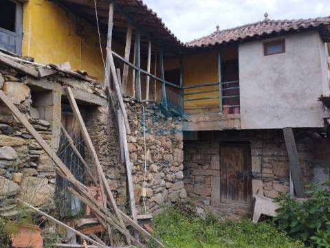 Edifício em Ruínas para Venda em Torre de D. Chama!