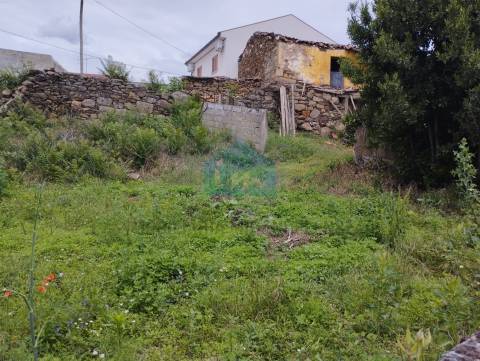 Edifício em Ruínas para Venda em Torre de D. Chama!