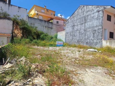 Lote de terreno desaterrado  com viabilidade de construção de uma moradia