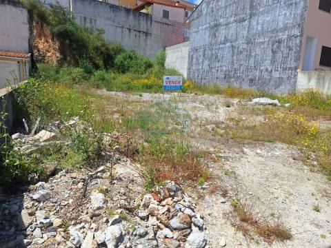 Lote de terreno desaterrado  com viabilidade de construção de uma moradia