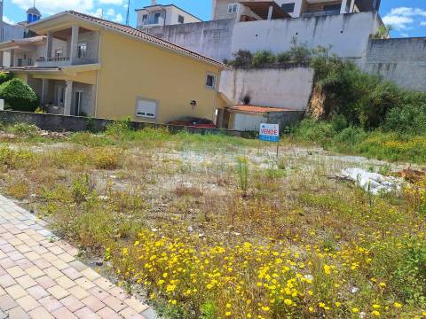 Lote de terreno desaterrado  com viabilidade de construção de uma moradia