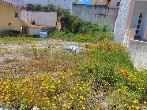 Lote de terreno desaterrado  com viabilidade de construção de uma moradia