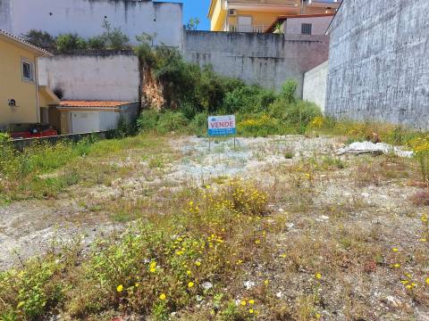 Lote de terreno desaterrado  com viabilidade de construção de uma moradia