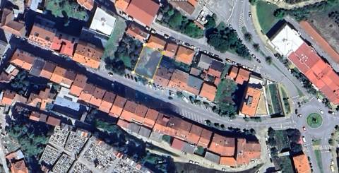 Lote de terreno para construção de um prédio com 2 lojas comerciais e 8 apartamentos