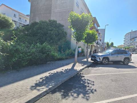 Lote de terreno para construção de um prédio com 2 lojas comerciais e 8 apartamentos