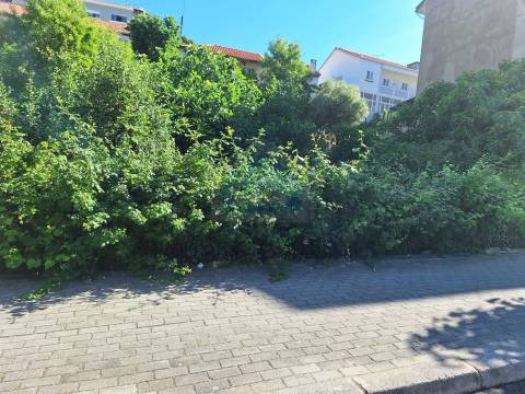 Lote de terreno para construção de um prédio com 2 lojas comerciais e 8 apartamentos