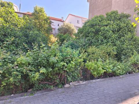 Lote de terreno para construção de um prédio com 2 lojas comerciais e 8 apartamentos