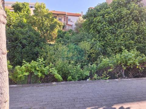 Lote de terreno para construção de um prédio com 2 lojas comerciais e 8 apartamentos