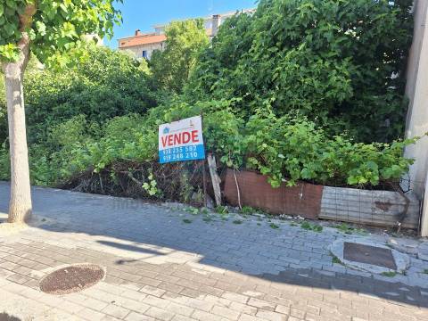 Lote de terreno para construção de um prédio com 2 lojas comerciais e 8 apartamentos