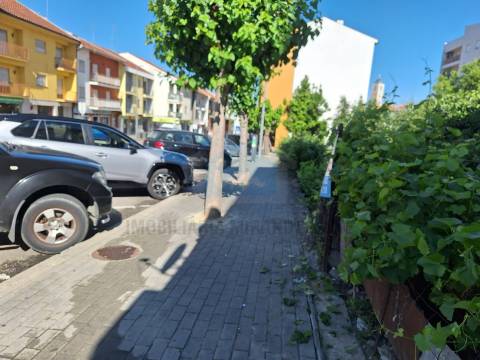 Lote de terreno para construção de um prédio com 2 lojas comerciais e 8 apartamentos