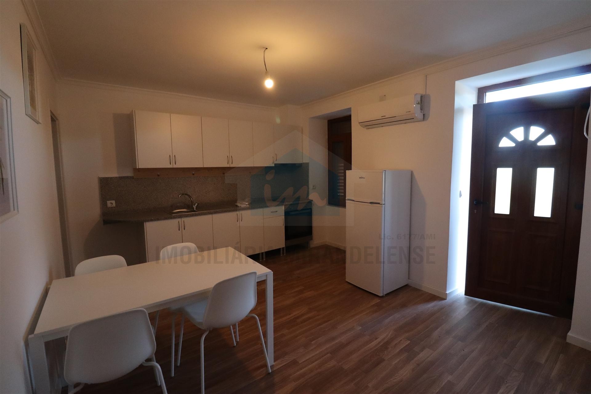 Apartamento no rés-do-chão totalmente mobilado e equipado, recentemente remodelado