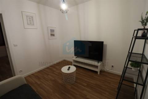 Apartamento no rés-do-chão totalmente mobilado e equipado, recentemente remodelado