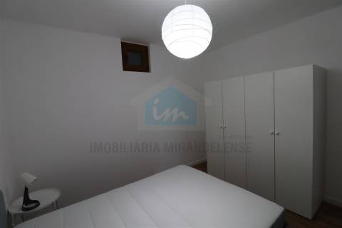 Apartamento no rés-do-chão totalmente mobilado e equipado, recentemente remodelado