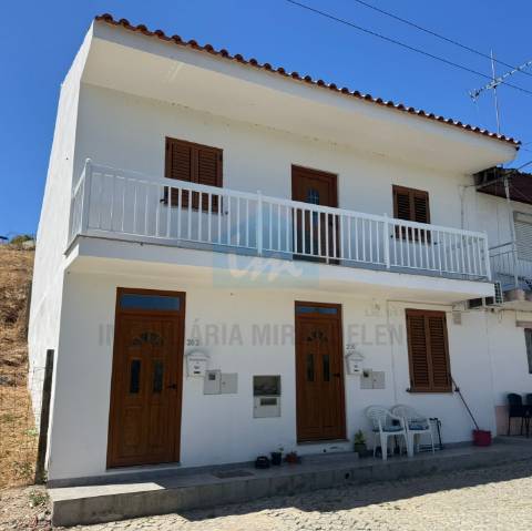 Apartamento no rés-do-chão totalmente mobilado e equipado, recentemente remodelado